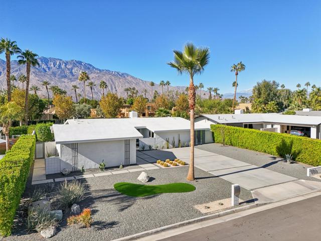 2463 S Broadmoor Drive, Palm Springs CA: https://media.crmls.org/mediaz/832164dc-af33-4de9-81ec-bc34cf15eb42.jpg