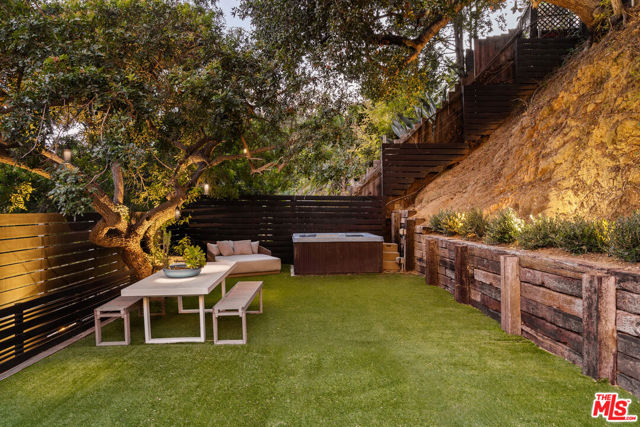 8556 Ridpath Drive, Los Angeles CA: https://media.crmls.org/mediaz/832191b1-b435-4fc3-8f7d-cfae7f24c853.jpg