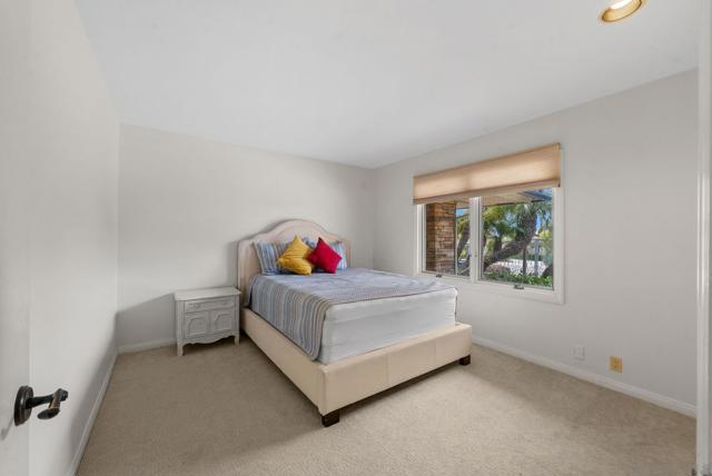 9351 La Jolla Farms Rd, San Diego CA: https://media.crmls.org/mediaz/8321ac7d-7581-459a-ab64-6d363c6f2425.jpg