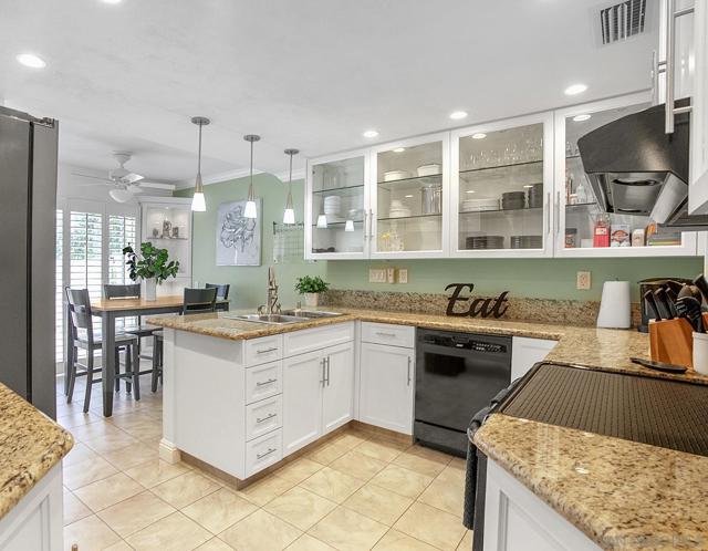 731 Edgewater Dr, Chula Vista CA: https://media.crmls.org/mediaz/83220e5a-529f-4084-9349-b03ca7856578.jpg