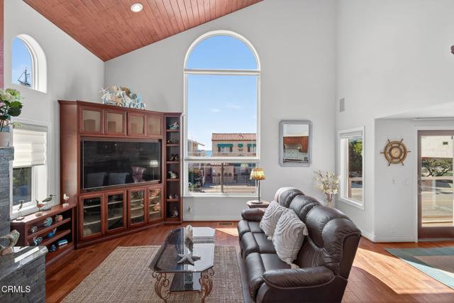 Detail Gallery Image 9 of 59 For 2408 Ocean Dr, Oxnard,  CA 93035 - 3 Beds | 3/1 Baths