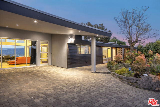 7275 Mulholland Drive, Los Angeles CA: https://media.crmls.org/mediaz/83229b19-63c6-45c4-a8d4-22b9b39e9c02.jpg