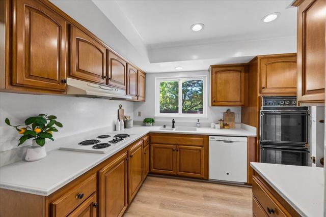 35 Mountain View Place, San Mateo CA: https://media.crmls.org/mediaz/8322c894-add9-4e4b-a45f-a01c4db7cfea.jpg
