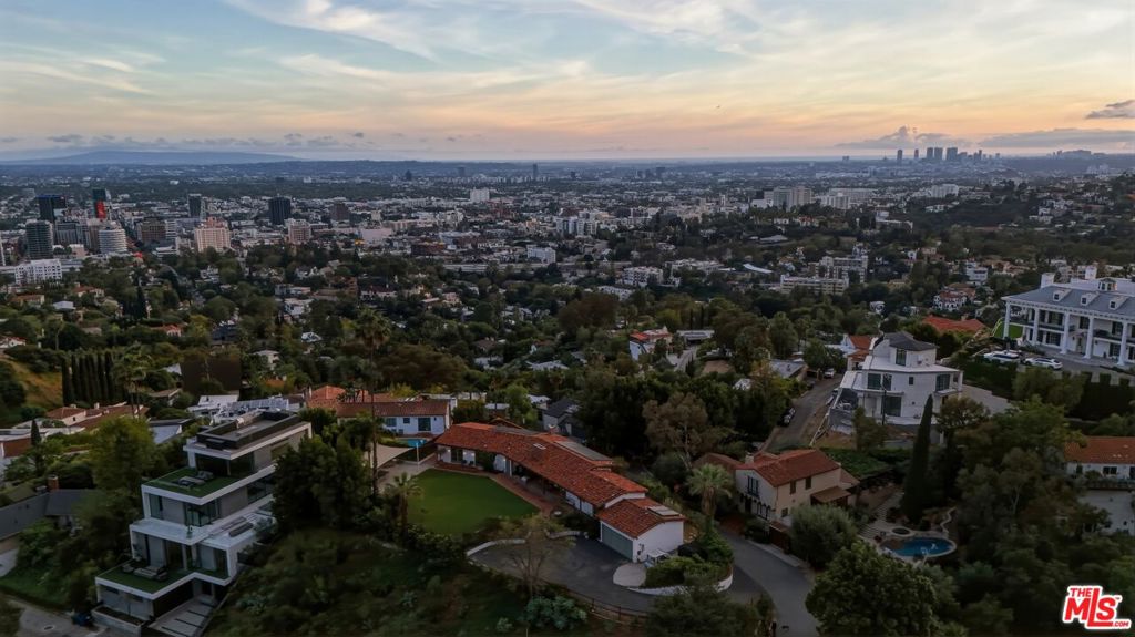 https://media.crmls.org/mediaz/832381e1-ac88-498f-864b-6c29547b023d.jpg?preset=X-Large