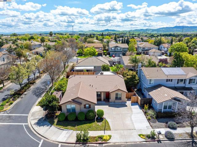 198 Continente Ave, Brentwood CA: https://media.crmls.org/mediaz/8324e417-479b-4baf-94bf-d7bd2047584f.jpg
