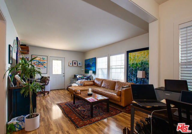 1146 Venice Boulevard, Venice CA: https://media.crmls.org/mediaz/83255cae-5d6c-468f-94f2-ee0080baa445.jpg