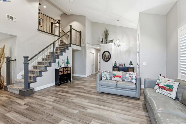 2891 Calle Reynoso, Pleasanton CA: https://media.crmls.org/mediaz/8325fbcd-36d1-4ca2-b3c7-5d2e3ec2c2e5.jpg