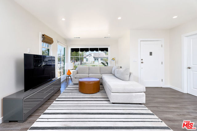 3653 Falcon Avenue, Long Beach CA: https://media.crmls.org/mediaz/8326bdcd-b08b-4f62-8798-84aeea0f573b.jpg