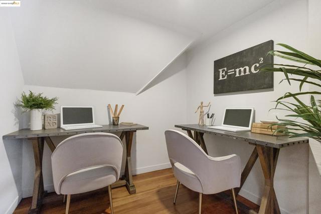 1048 Annerley Rd, Oakland CA: https://media.crmls.org/mediaz/83274c96-326f-4923-8c82-7e04d1fb9003.jpg