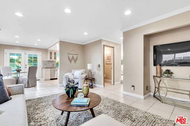 8333 Topeka Drive, Northridge CA: https://media.crmls.org/mediaz/8327f6d6-ba08-4614-b9ea-b70c4a79b179.jpg