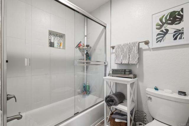 Image 31 of 40 For 2453 Newcastle Avenue