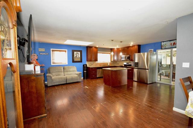 8838 Ashmore, Spring Valley CA: https://media.crmls.org/mediaz/83291e2e-8571-4fbe-acab-058f15de3aa3.jpg