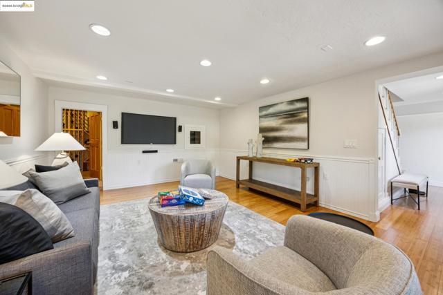 700 Longridge Rd, Oakland CA: https://media.crmls.org/mediaz/83294e4d-f9c9-474c-8492-d1d8afe70457.jpg