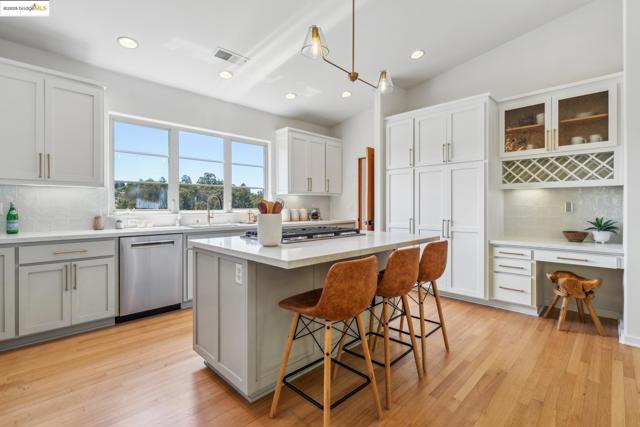 911 Aquarius Way, Oakland CA: https://media.crmls.org/mediaz/832a43e4-7c9a-4c0e-b8c3-5bf6cac99cc6.jpg