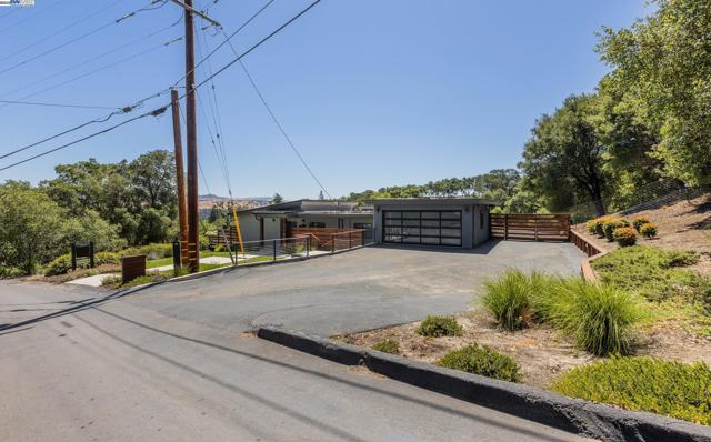 5 Sky Terrace, Danville CA: https://media.crmls.org/mediaz/832a540c-d7d1-4259-9a6b-a98cdc43e8b7.jpg