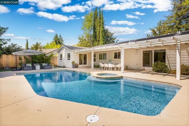 3139 Stinson Cir, Walnut Creek CA: https://media.crmls.org/mediaz/832a6a53-1ef3-4fa8-a595-e8683992cf4b.jpg