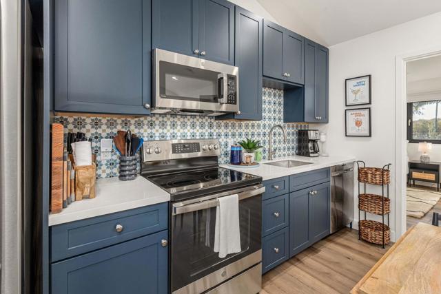 Detail Gallery Image 5 of 39 For 2087 via Ladeta, La Jolla,  CA 92037 - 2 Beds | 2 Baths