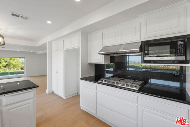 4344 Gayle Drive, Tarzana CA: https://media.crmls.org/mediaz/832aceb7-65b5-45a2-a6f2-9202b0aba938.jpg
