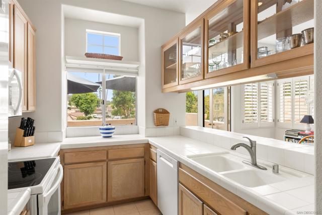 5609 Avenida De Parque, Rancho Santa Fe CA: https://media.crmls.org/mediaz/832b3642-14d0-4c37-b2ca-822d294bc031.jpg