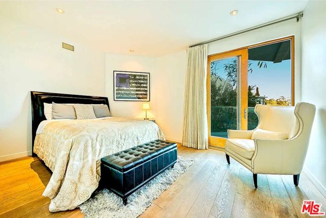 2183 Sunset Plaza Drive, Los Angeles CA: https://media.crmls.org/mediaz/832c35fa-2c52-4070-b99c-1712445a5d45.jpg