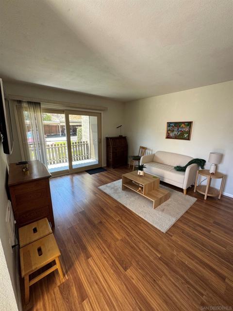 432 Edgehill Ln, Oceanside CA: https://media.crmls.org/mediaz/832c53f3-6418-4966-bef5-28e67612441c.jpg