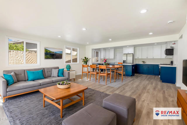 8751 Odessa Avenue, North Hills CA: https://media.crmls.org/mediaz/832d844d-c328-439a-96eb-64b9070cfa04.jpg