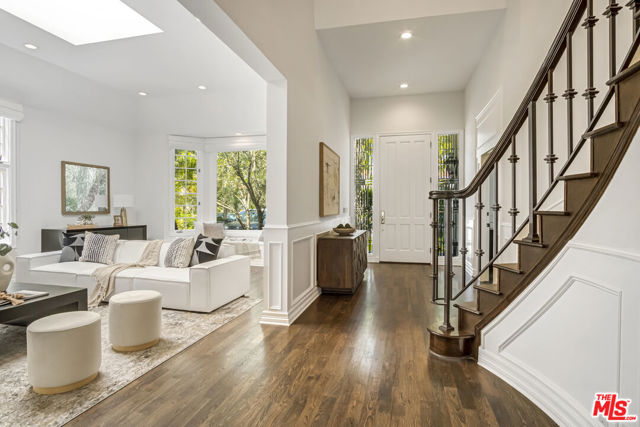 116 N Palm Drive, Beverly Hills CA: https://media.crmls.org/mediaz/832e42e9-285f-4a87-8d8c-5b27415c5e97.jpg