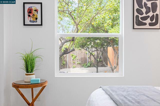 2133 39Th Ave, Oakland CA: https://media.crmls.org/mediaz/832e5c43-fb2e-4bbf-beb6-896a299ebdf0.jpg