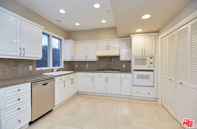 121 N Almont Drive, Beverly Hills CA: https://media.crmls.org/mediaz/832e8a83-5439-4078-b16c-1dd4ddde69a0.jpg