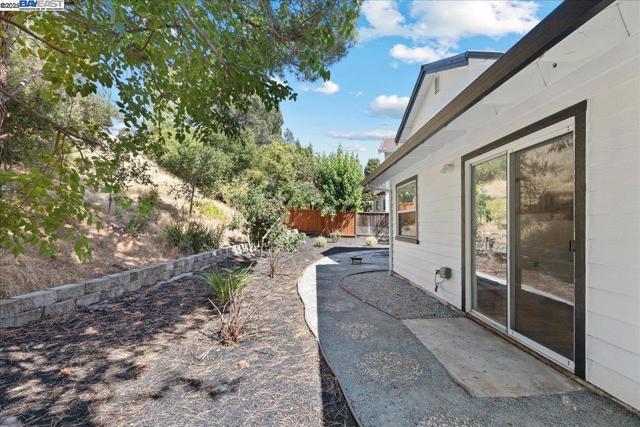 1218 Locust Dr, Vallejo CA: https://media.crmls.org/mediaz/832ebd50-408a-454f-8925-d87dc1f50bea.jpg