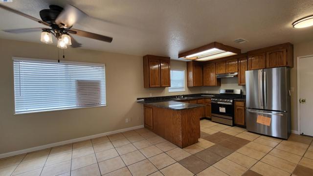 2137 Whitcomb Way, Modesto CA: https://media.crmls.org/mediaz/8330b6f0-4170-4889-88c5-c364ee0c40df.jpg