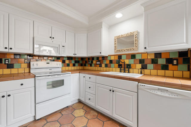 48980 Wildwood Lane, Palm Desert CA: https://media.crmls.org/mediaz/8331fb08-fada-441d-a586-53fa8117aa70.jpg