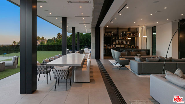 1140 Summit Drive, Beverly Hills CA: https://media.crmls.org/mediaz/83320de6-cd3e-4c54-ab8e-73fcf279ca60.jpg
