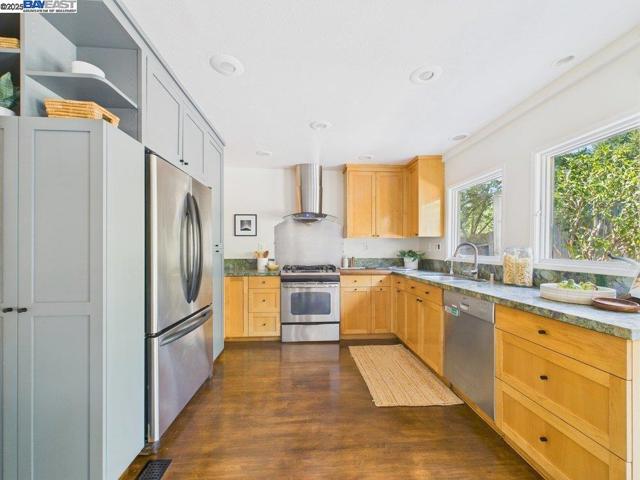 4418 Virginia Ave, Oakland CA: https://media.crmls.org/mediaz/83321041-6b8f-4721-8a78-02a3d2c089d5.jpg
