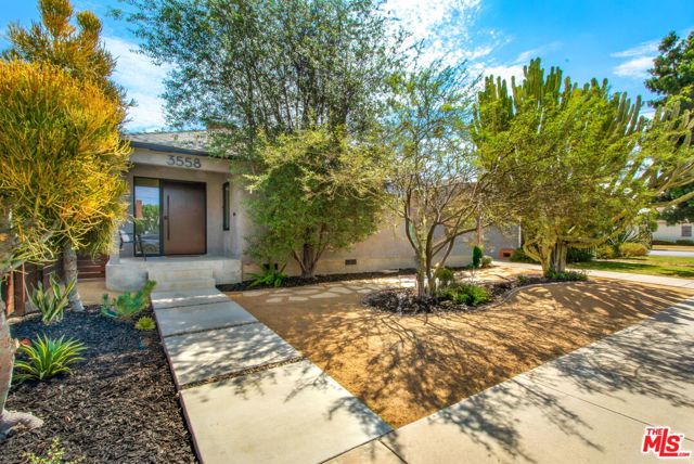 3558 S Muirfield Road, Los Angeles CA: https://media.crmls.org/mediaz/83322402-c690-48d7-b935-37b9a91d39be.jpg