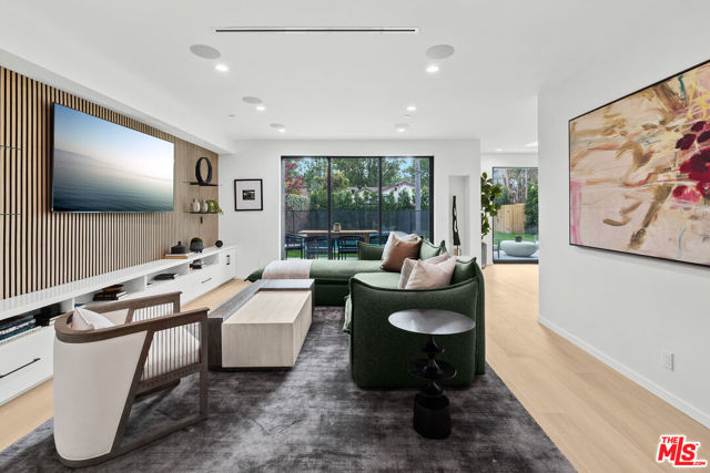 2631 Castle Heights Place, Los Angeles CA: https://media.crmls.org/mediaz/83332932-3be9-43c7-b5a3-872d5320039d.jpg