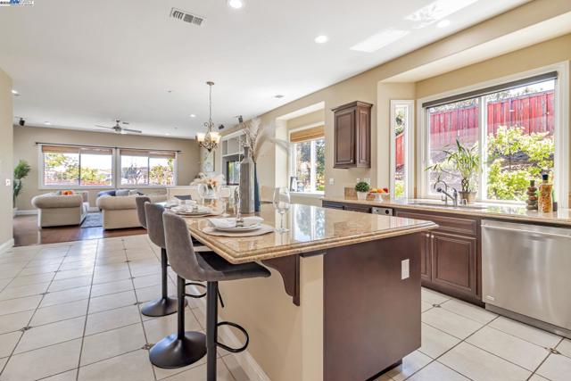548 Wycombe Ct, San Ramon CA: https://media.crmls.org/mediaz/8333f968-e17f-4651-8239-20168486d6c7.jpg