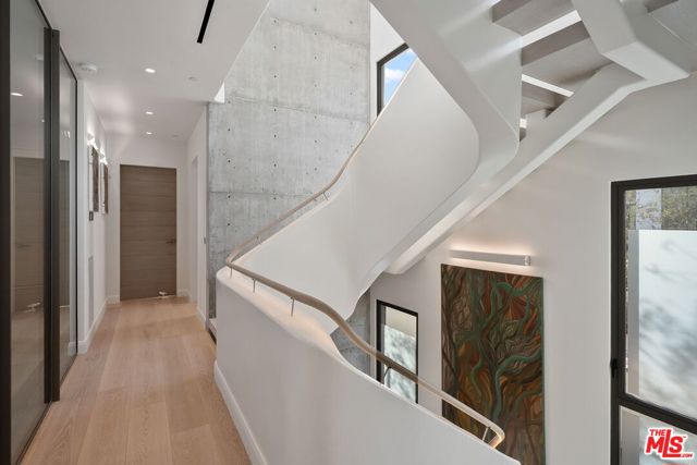 Image 15 of 47 For 938 Palisades Beach Road