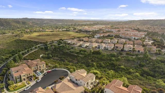 4706 Chase Ct, Carlsbad CA: https://media.crmls.org/mediaz/833510af-228a-4413-b1a8-a76453197299.jpg