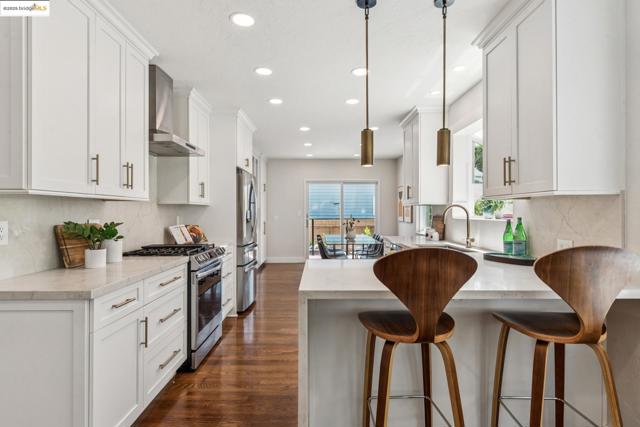 1026 Court St, Alameda CA: https://media.crmls.org/mediaz/83352fc9-e6a8-450e-95c8-1d76294cd004.jpg