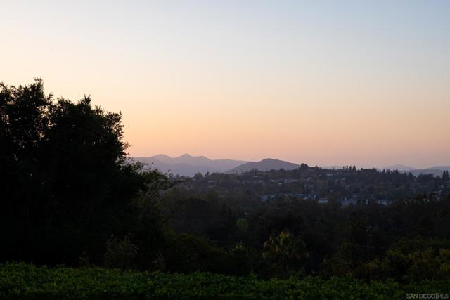 16204 Orchard Bend Rd, Poway CA: https://media.crmls.org/mediaz/83354136-c826-4b28-92c3-253c9b20f989.jpg