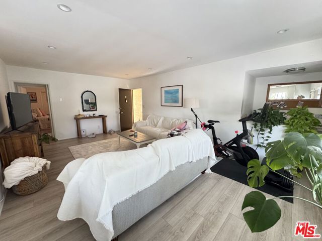 2803 Arizona Avenue, Santa Monica CA: https://media.crmls.org/mediaz/83354a29-8efd-4699-83c2-ba9c6fb02953.jpg
