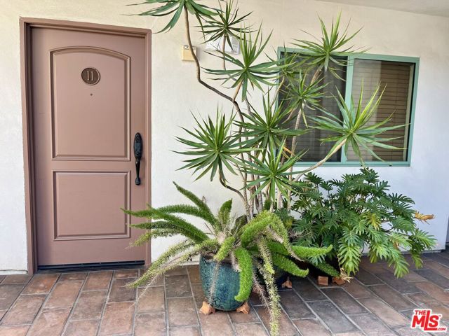 4301 Los Feliz Boulevard, Los Angeles CA: https://media.crmls.org/mediaz/8335d121-5d78-4e3c-90f6-65b30562966a.jpg