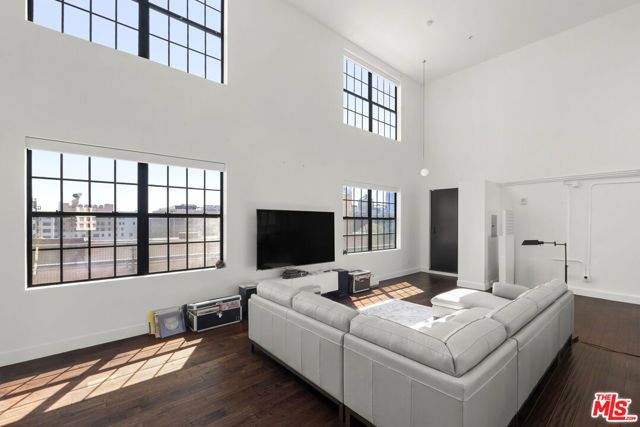 746 S Los Angeles Street, Los Angeles CA: https://media.crmls.org/mediaz/8336e5f9-c18c-48a6-88fd-9263125dd9eb.jpg
