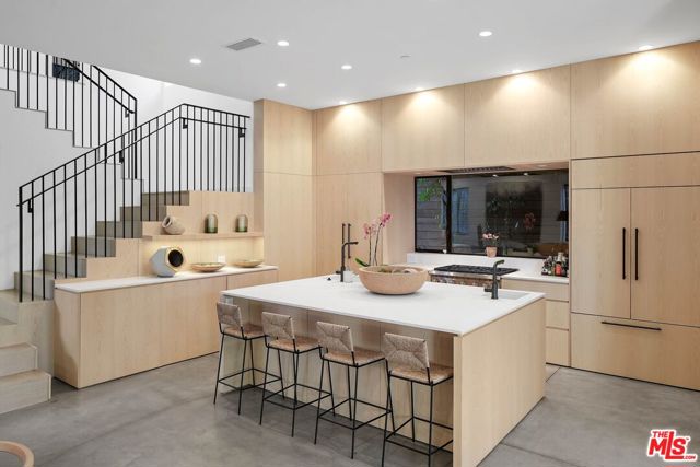 810 Amoroso Place, Venice CA: https://media.crmls.org/mediaz/83370329-9681-41e7-9a9a-44e5b2d53280.jpg