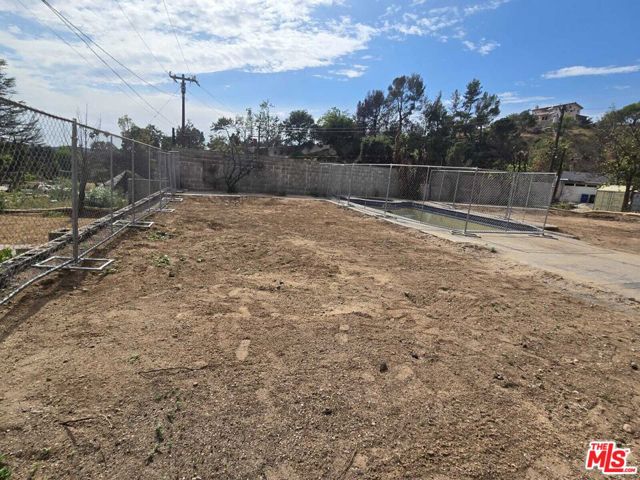3792 El Sereno Avenue, Altadena CA: https://media.crmls.org/mediaz/833712cf-ee91-495f-bad0-ab7b8be65b95.jpg