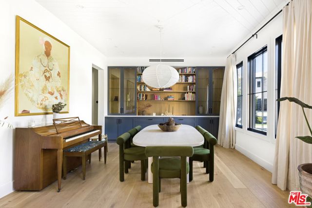 6310 Mirror Lake Drive, Los Angeles CA: https://media.crmls.org/mediaz/83399f33-8298-4986-aa32-09bf10852519.jpg