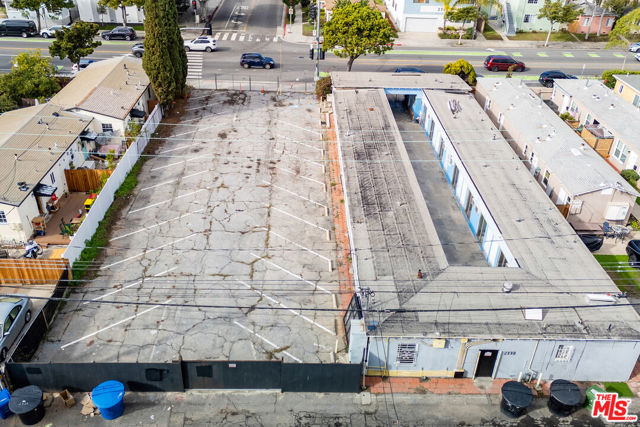 2338 Ocean Park Boulevard, Santa Monica CA: https://media.crmls.org/mediaz/8339c18c-260d-42d9-8b3f-188ba229cd30.jpg