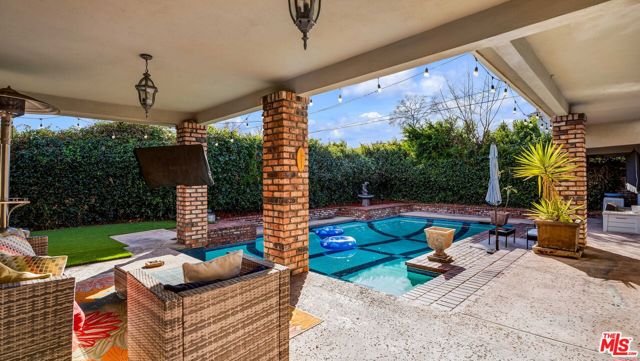 4559 Morella Avenue, Valley Village CA: https://media.crmls.org/mediaz/8339d6b1-35df-4d4a-bb76-80b6feb3f10d.jpg