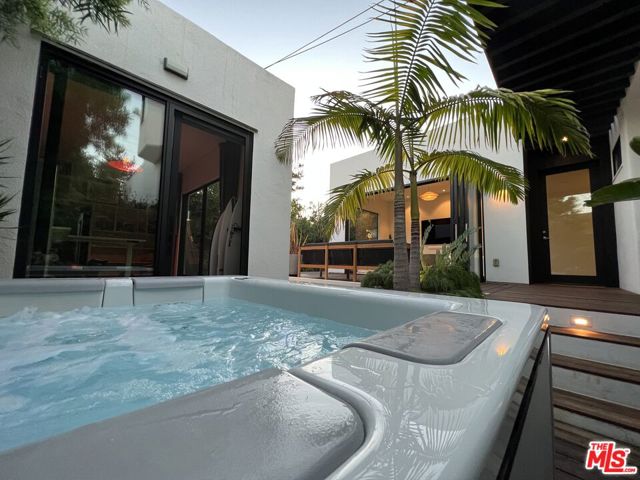 217 7th Avenue, Venice CA: https://media.crmls.org/mediaz/833a7acc-fdaa-4893-b9a7-ff201ac51478.jpg